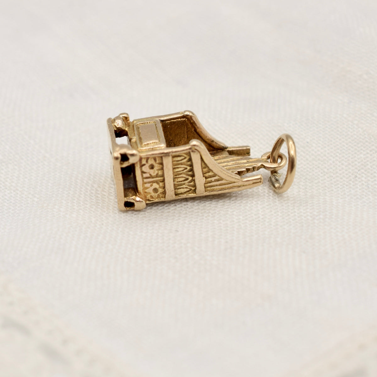 9K Gold Coronation Throne Charm Queen Elizabeth II - Hallmarked, 1952