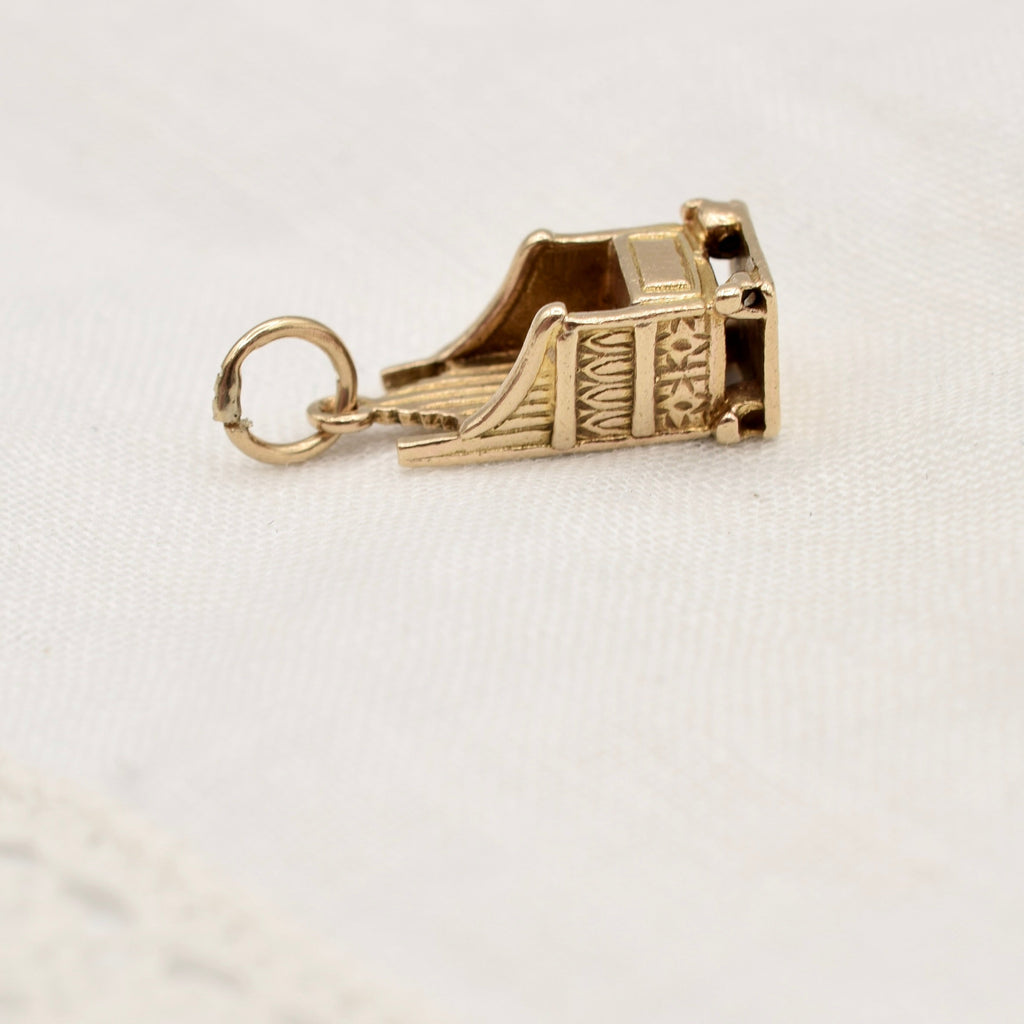 9K Gold Coronation Throne Charm Queen Elizabeth II - Hallmarked, 1952