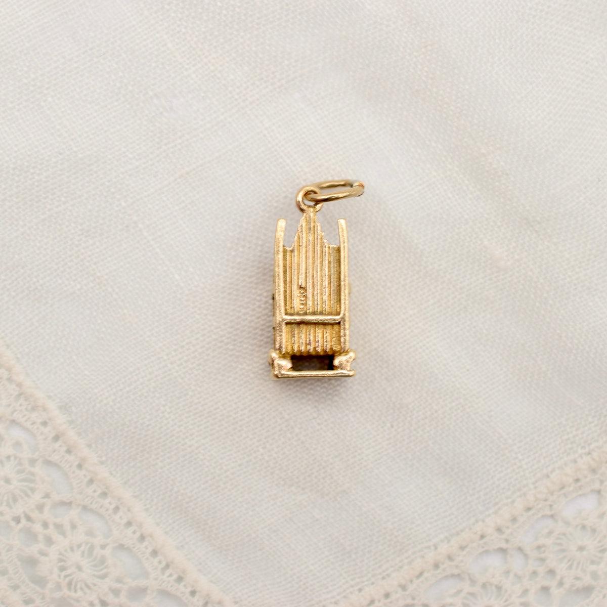 9K Gold Coronation Throne Charm Queen Elizabeth II - Hallmarked, 1952