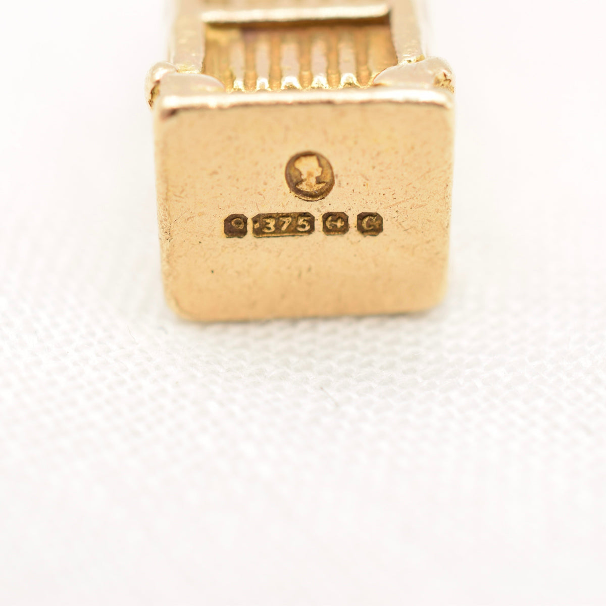 9K Gold Coronation Throne Charm Queen Elizabeth II - Hallmarked, 1952