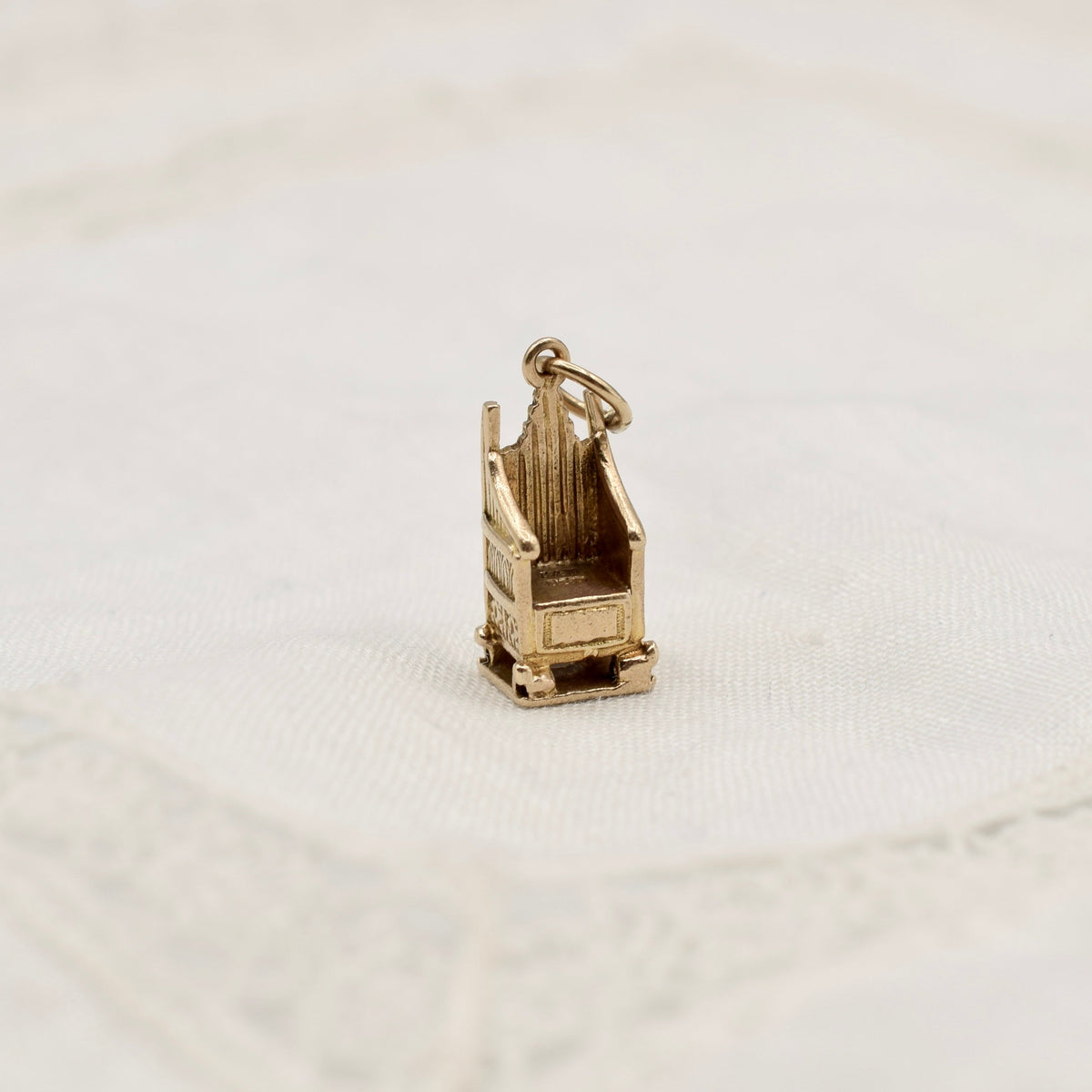 9K Gold Coronation Throne Charm Queen Elizabeth II - Hallmarked, 1952