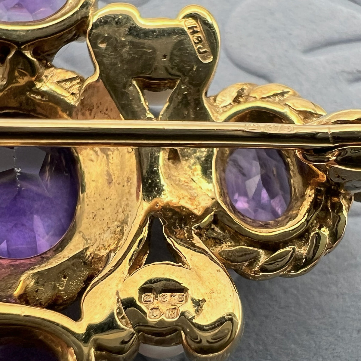 9K Solid Gold Amethyst and Pearl Brooch - Hallmarked UK 1991