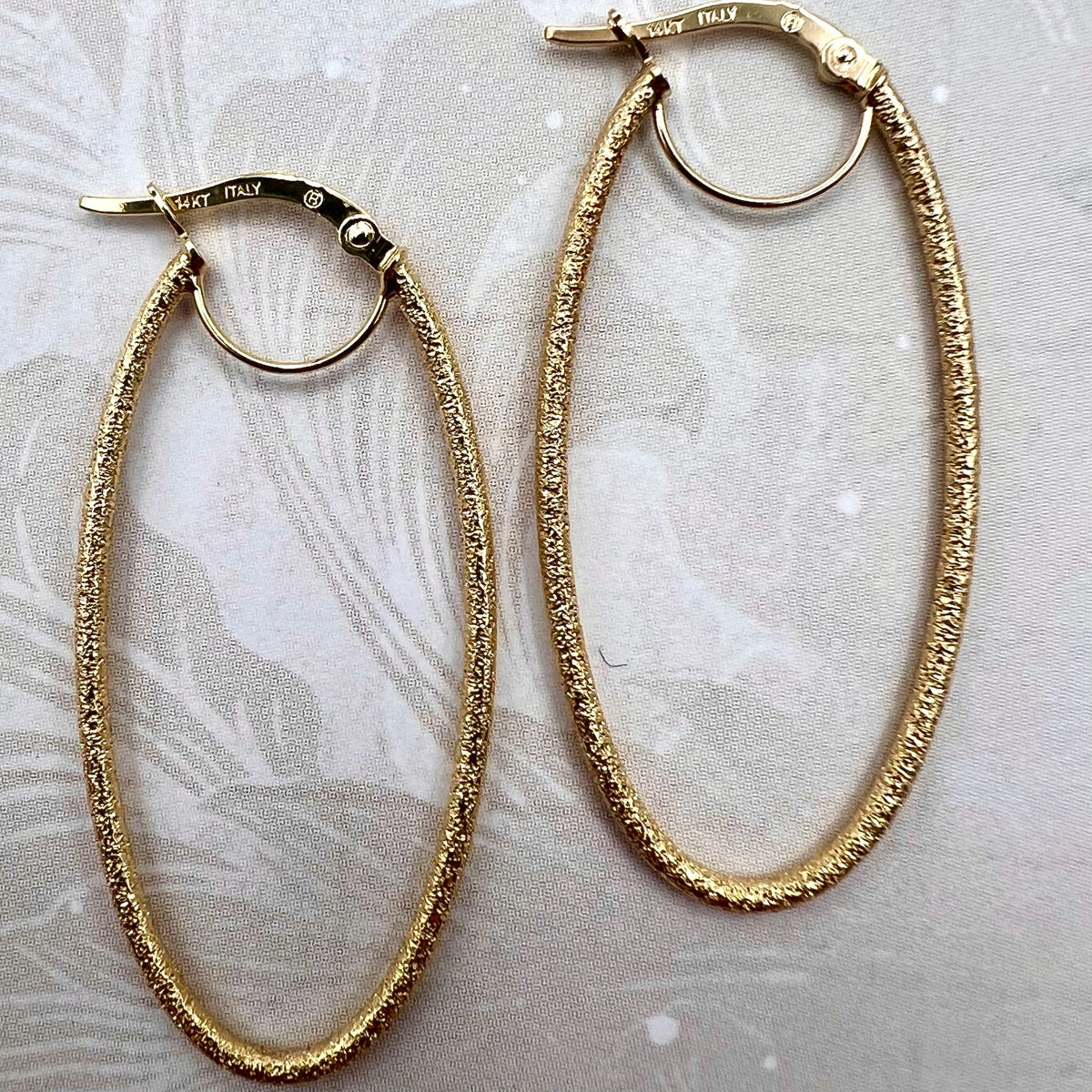 14K Frosted Gold Oval Hoop Earrings - 14K Italy