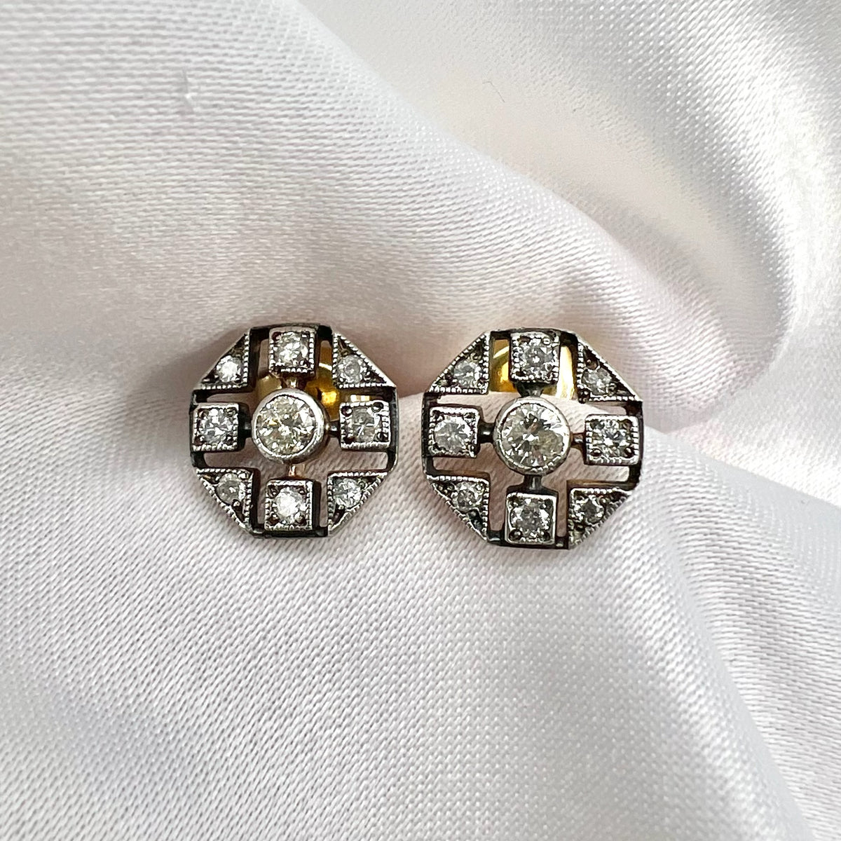 18K Gold and Diamond Stud Earrings - Natural Diamonds