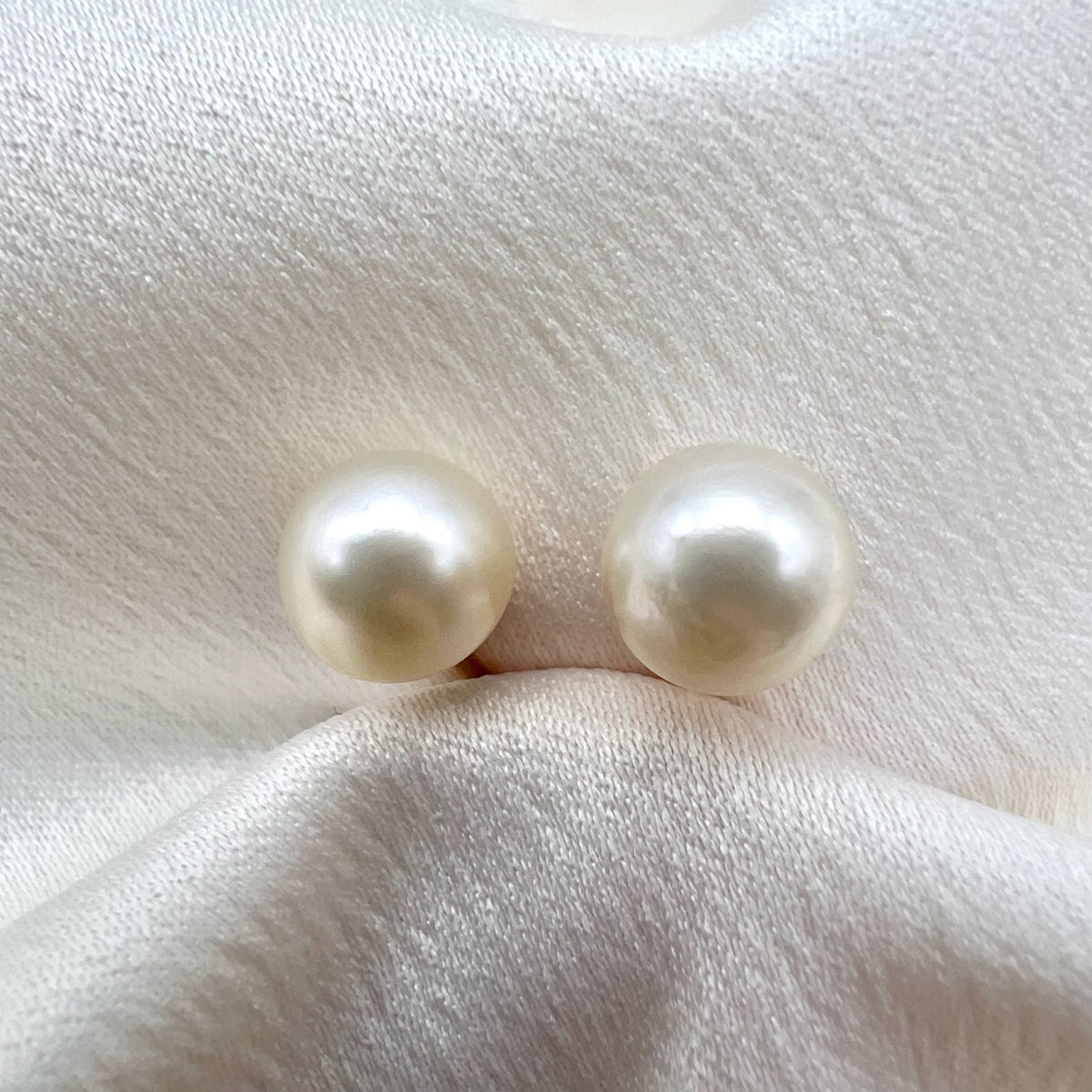 18K Yellow Gold Cultured Pearl Stud Earrings