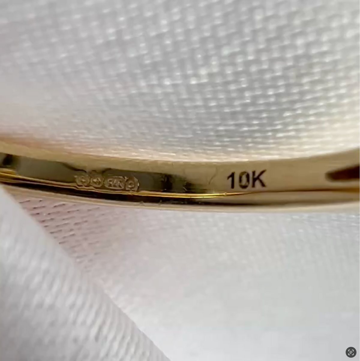 10K Gold Garnet and Diamond Ring - Size 6